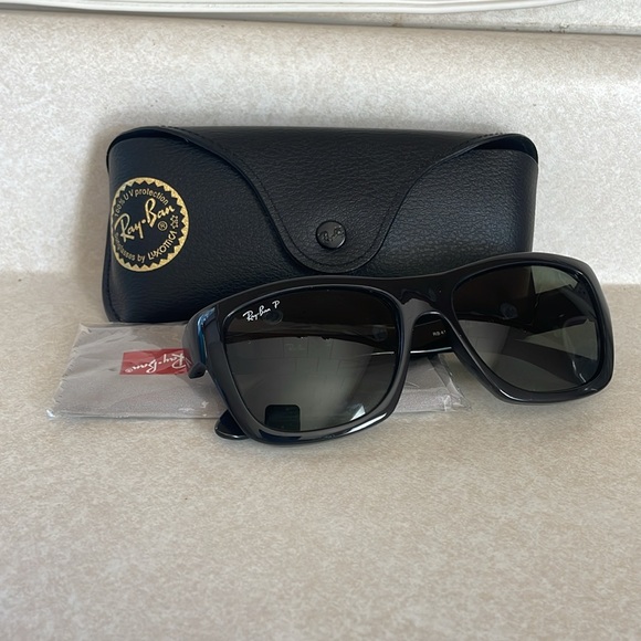 Black RayBan sunglasses with case and screen cloth. Like new condition - Picture 3 of 3